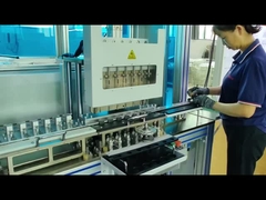 自動車空調コンプレッサー工場 プロの機械ピストン検査